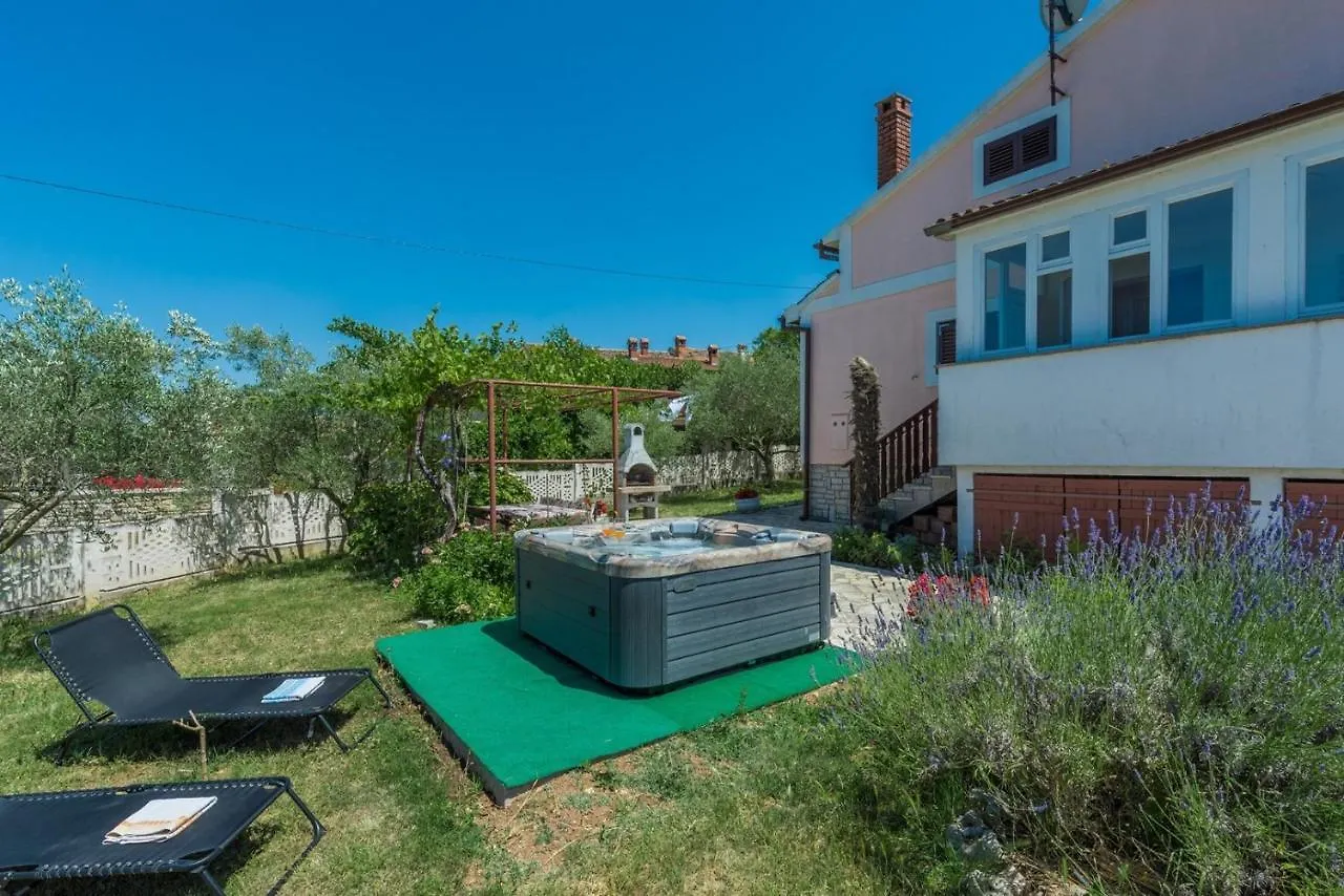 Contatos de Ferienhaus Zora With Whirlpool